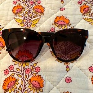 Quay valet sunglasses tortoise